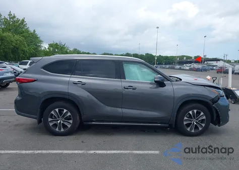 2021 Toyota Highlander Xle z USA, uszkodzony, nr VIN 5TDGZRBH8MS536726